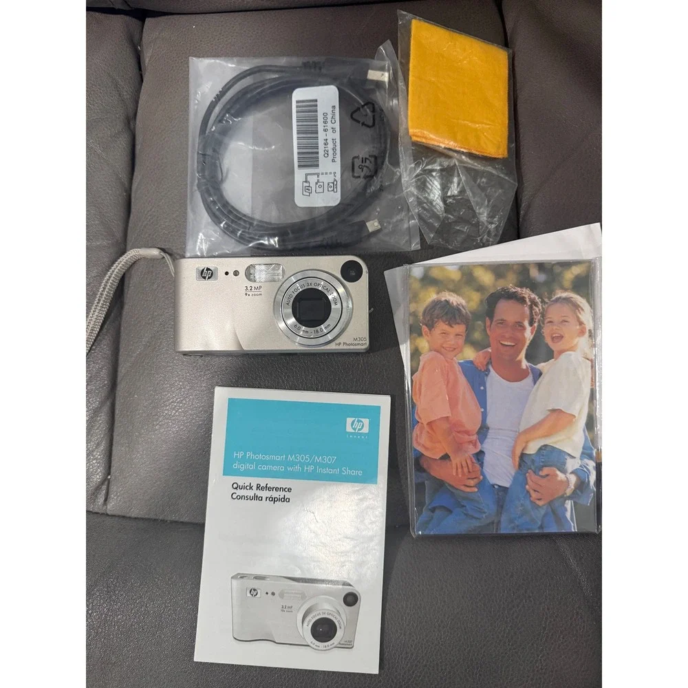 HP Photosmart M305 3.2 MP Digital Camera Silver‎ 3x Optical Zoom